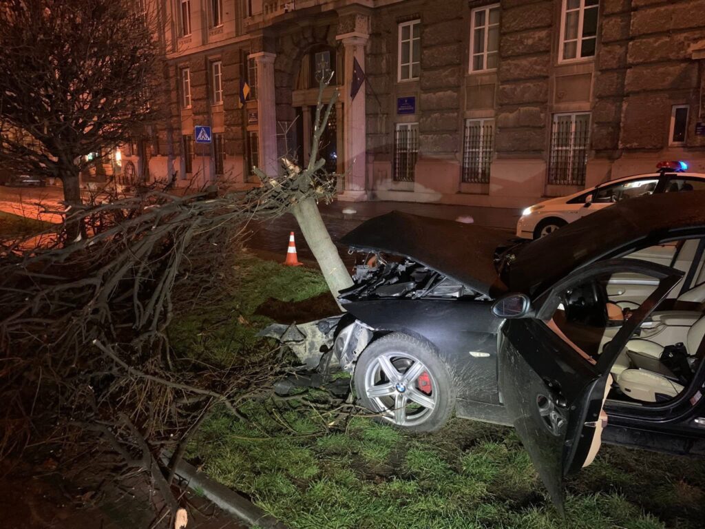У центрі Львова 22-річний чоловік влетів у дерево