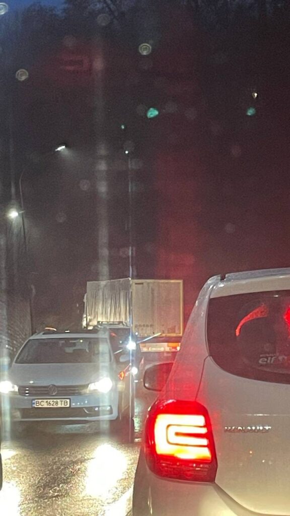 У Львові вантажівка ускладнила рух транспорту