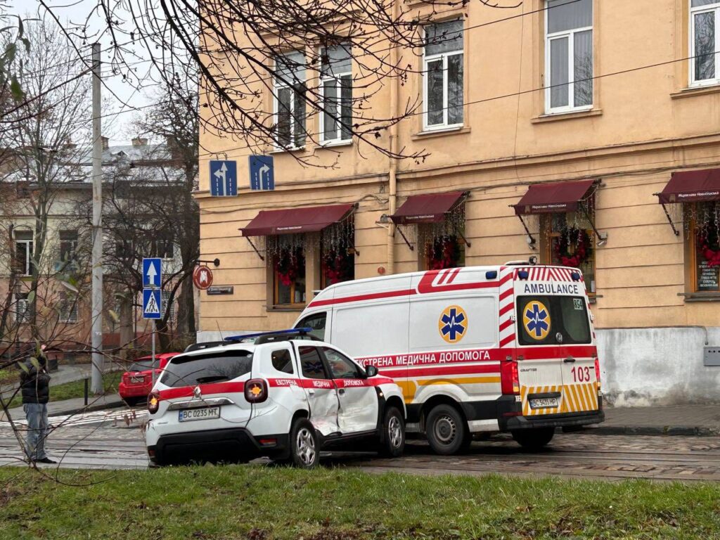 У Львові два автомобілі швидкої потрапили у аварію