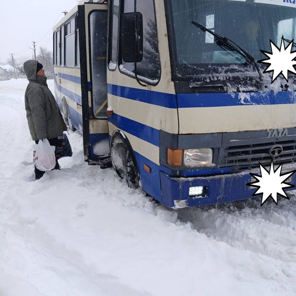 На Львівщині маршрутка втопилась у снігу