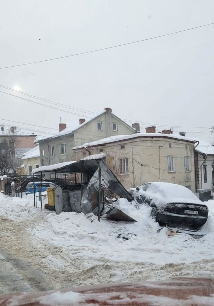 На Львівщині автомобіль викинули на смітник