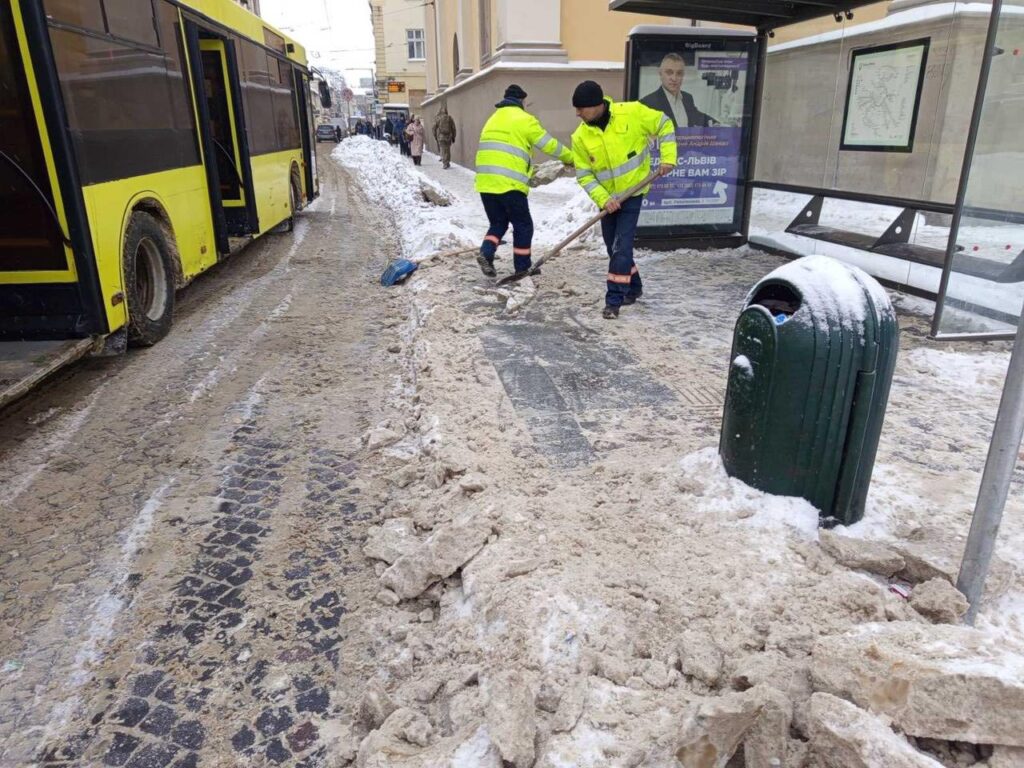 У Львові інспектори з паркування мають чистити сніг
