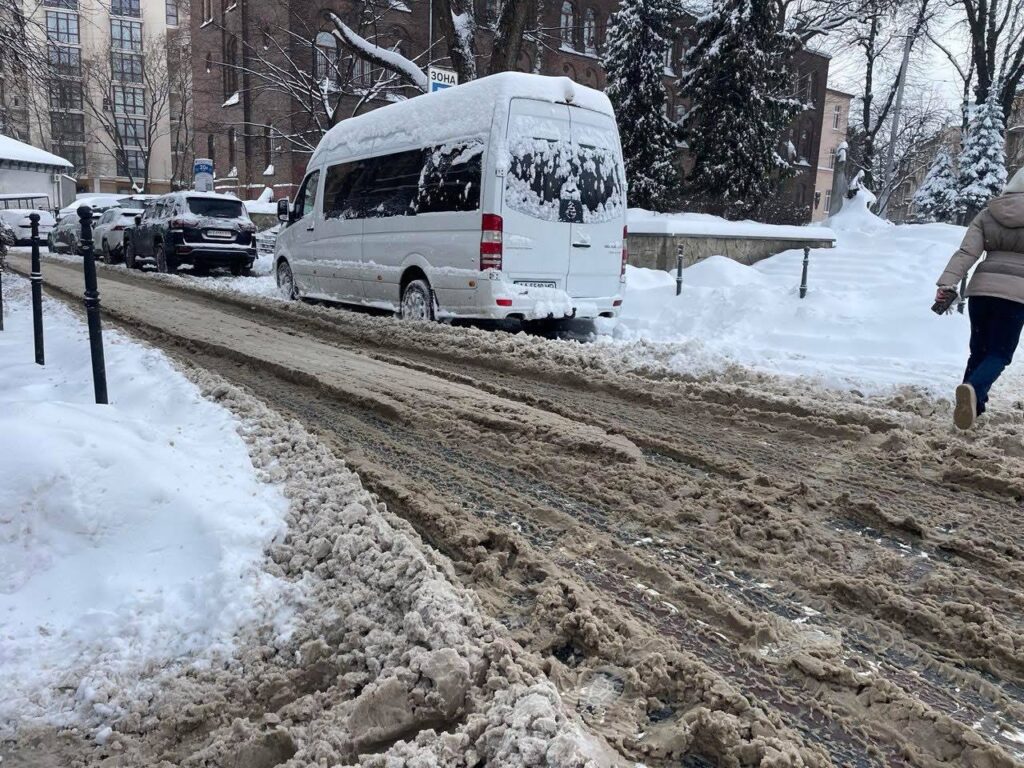 У Львові автомобілі швидкої не можуть їздити через сніг