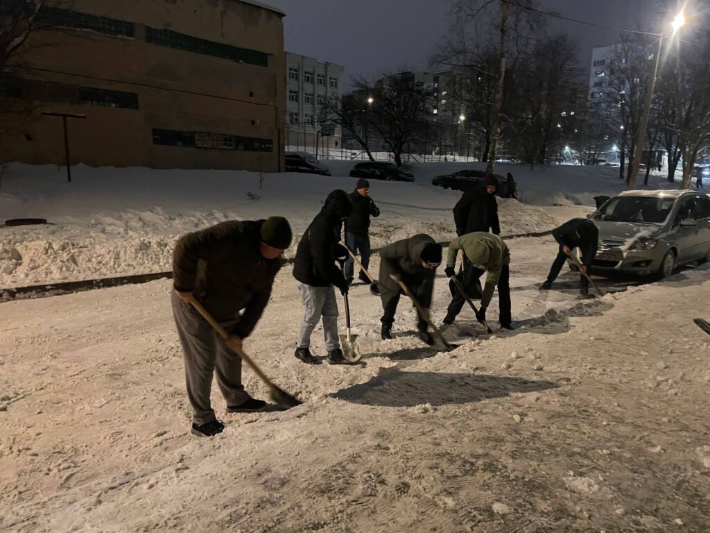 У Львові мешканці виконують роботу комунальників Садового