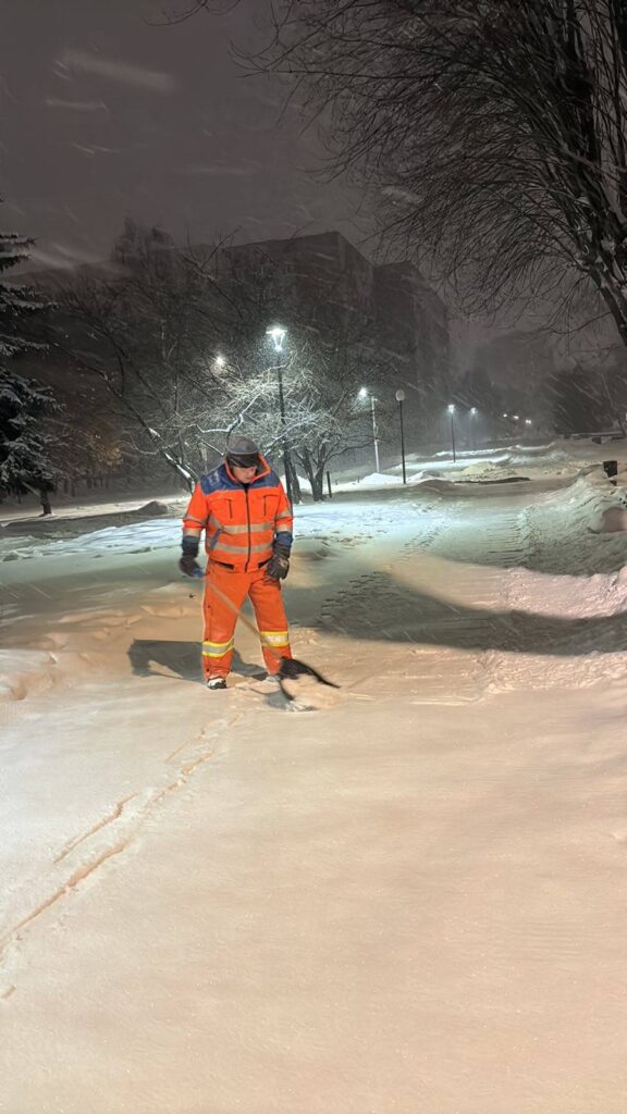 У Львові улюблений район Садового засипало снігом