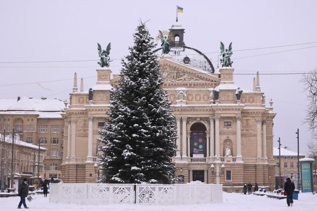 Ялинку в центрі Львова залишать ще на тиждень
