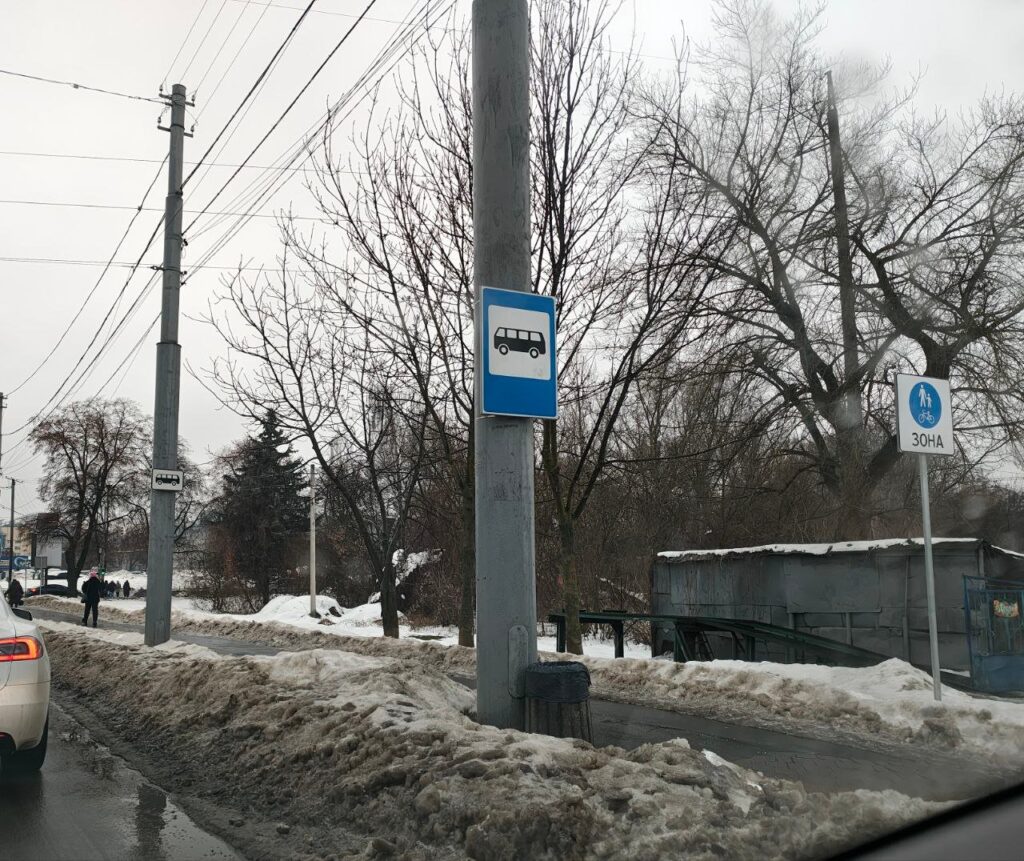 У Львові досі не розчистили зупинки (ФОТО)