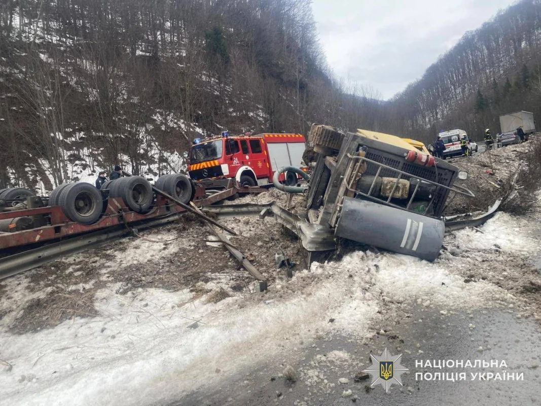 Жахлива автотроща на Закарпатті: загинуло подружжя (ФОТО)
