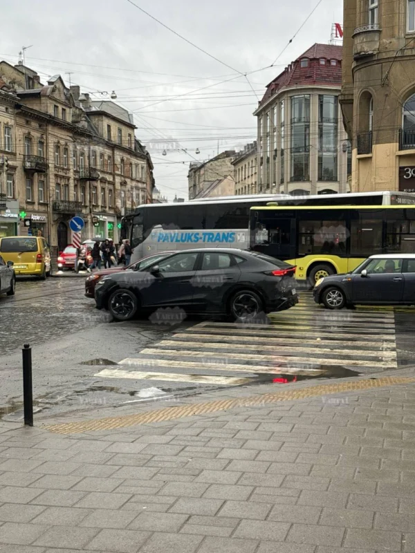 У Львові біля Оперного театру не розминулись автомобілі
