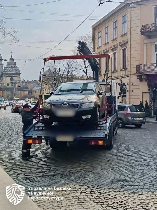 Із центру Львова викрали два автомобілі