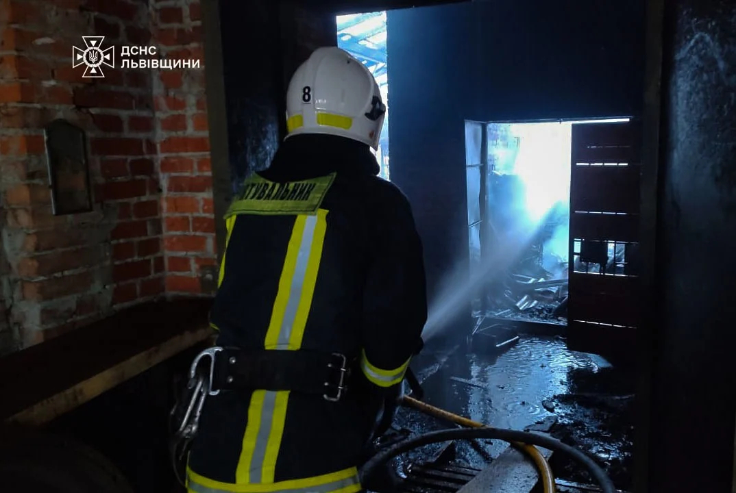 На Львівщині горіла будівля (ФОТО)
