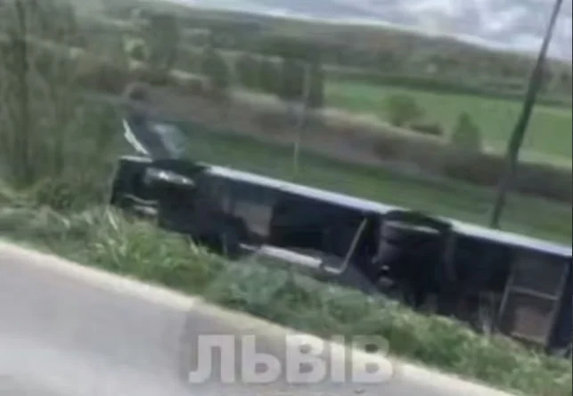 На Львівщині перекинулась маршрутка (ВІДЕО)