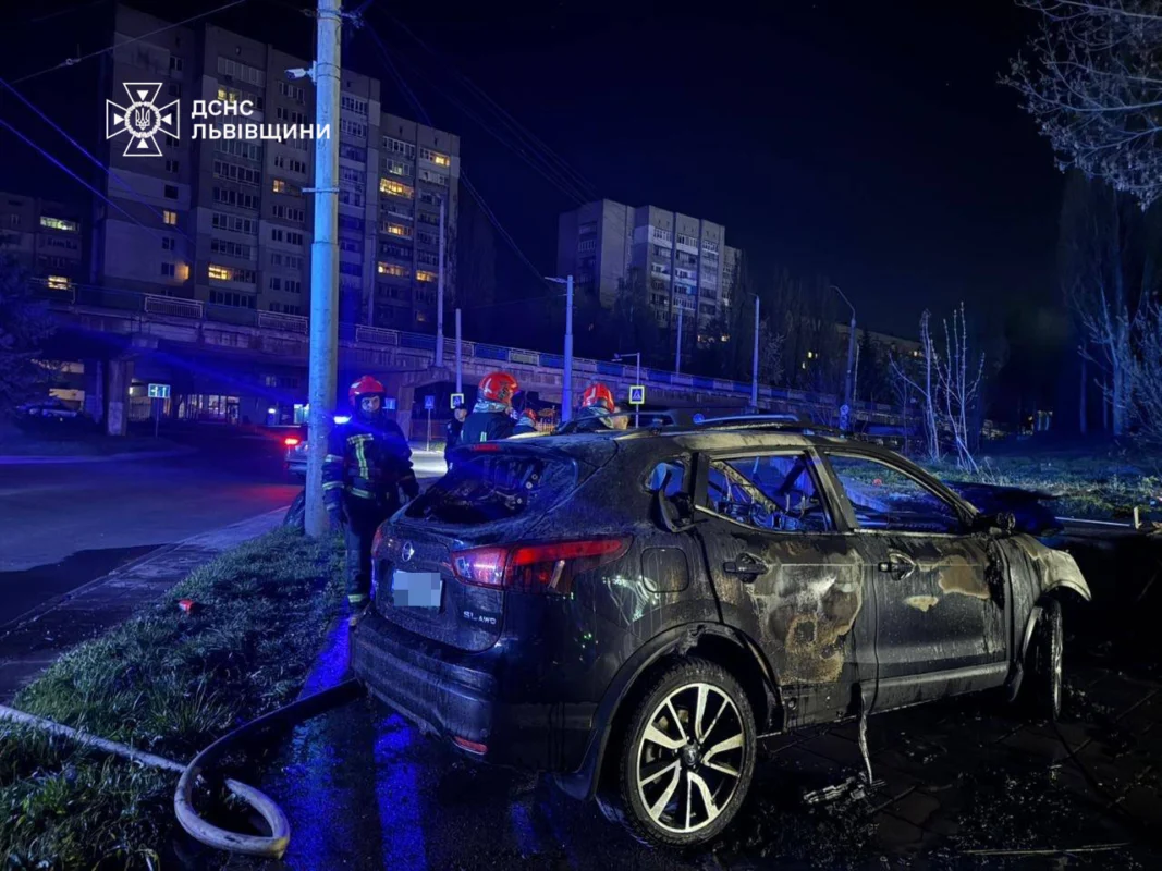 У Львові горів Nissan Rogue (ФОТО, ВІДЕО)