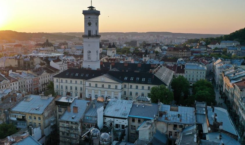 У центрі Львова обвалилась частина фасаду (ВІДЕО)