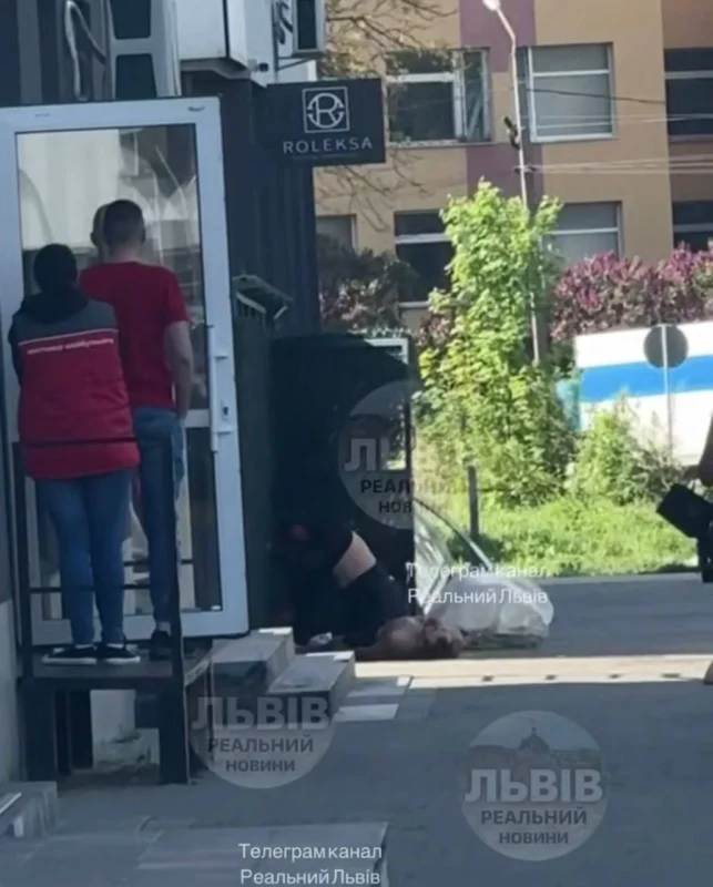 У Львові на вулиці гуляв голий чоловік (ВІДЕО)