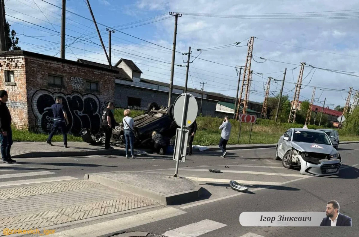 Як у Львові перекинувся автомобіль (ВІДЕО)