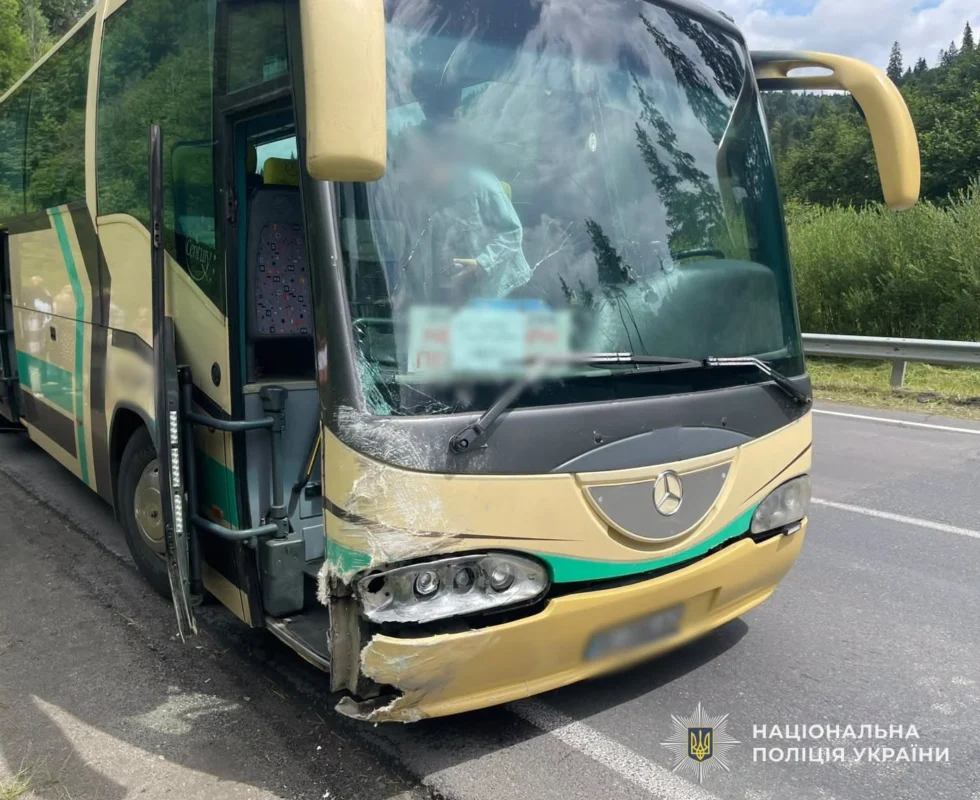 На Львівщині автобус потрапив у аварію (ФОТО)