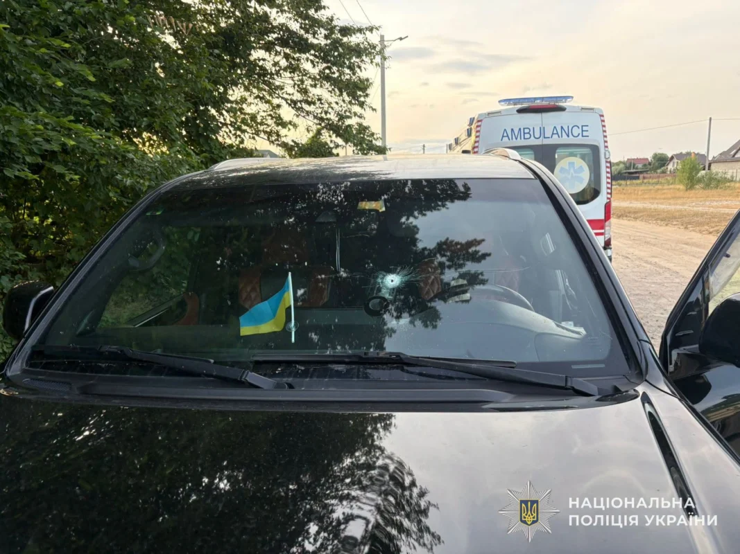 На Львівщині обстріляли автомобіль Lexus (ФОТО)