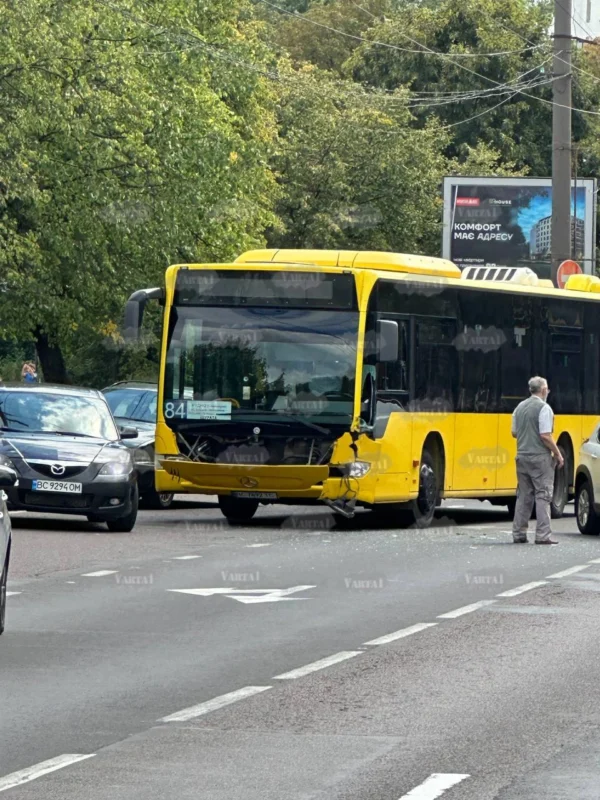 У Львові автобус не розминувся із автомобілями
