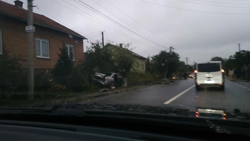 На трасі Львів – Івано-Франківськ автомобіль злетів з дороги (ВІДЕО)