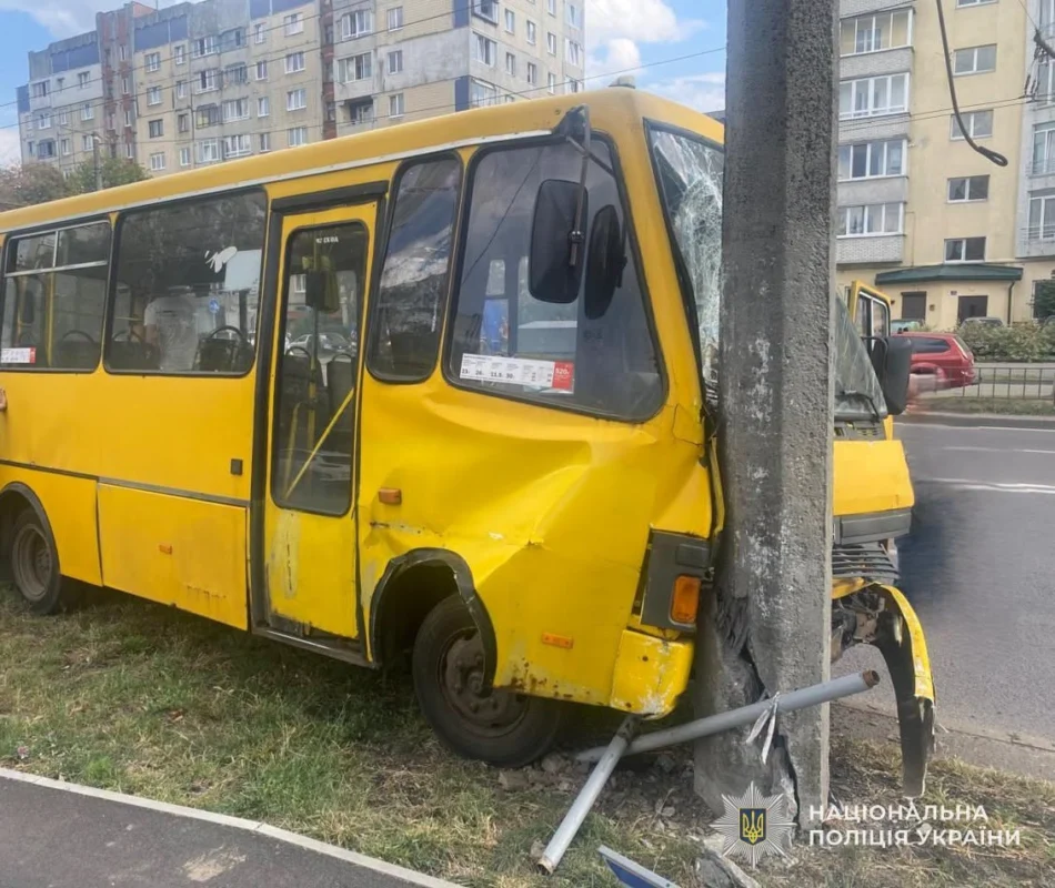 У Львові автобус влетів у стовп