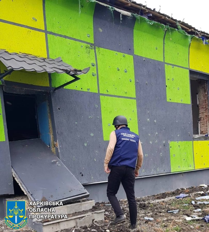 Росіяни вдарили по селу на Харківщині, є постраждалий