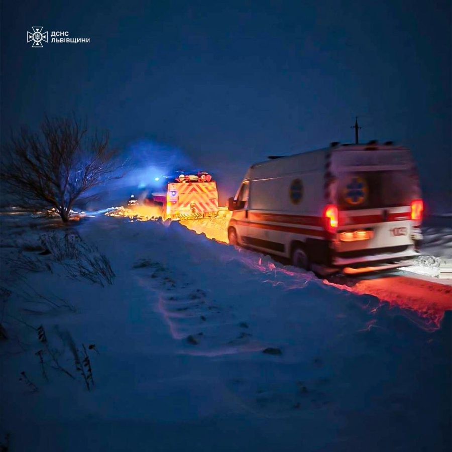 На Львівщині «швидку» двічі витягували зі снігової пастки