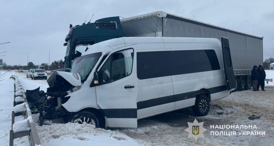 Поліція розповіла деталі ДТП біля кордону на Львівщині: є загибла та п’ятеро травмованих