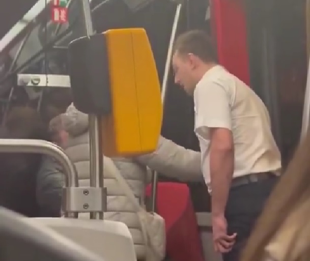 Водія трамвая, який напав на українців у Чехії, засудили до громадських робіт