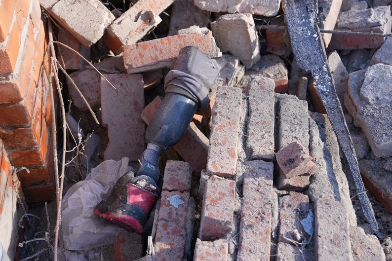 РФ вбила ветерана та трьох дітей на Харківщині, а вагітну жінку відкинуло на дах: деталі атаки