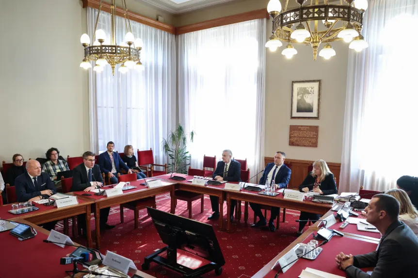 Угорщина хоче арештувати вилучені кошти та цінності «Ощадбанку»