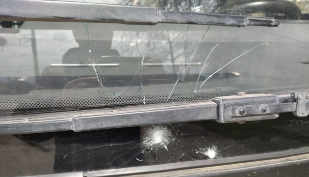 У Херсоні росіяни атакували автобус і авто: є поранені