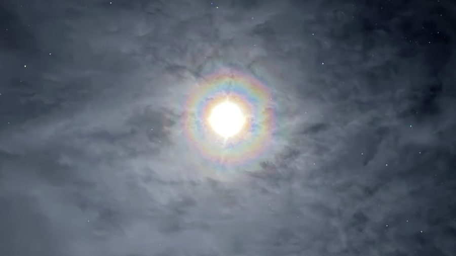 Українські полярники показали видовищне світіння навколо Місяця