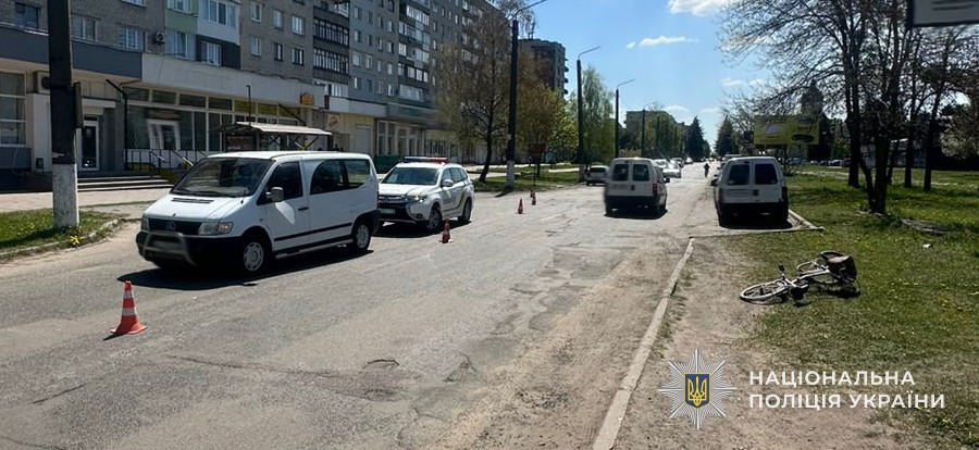 Водій мікроавтобуса збив велосипедиста у Шептицькому: потерпілий не вижив