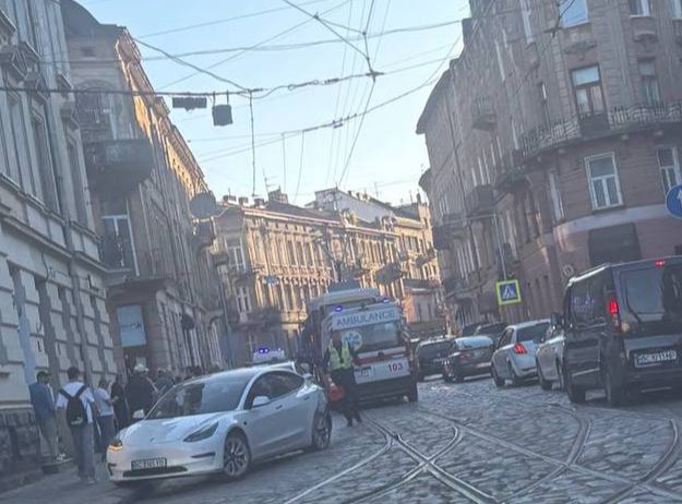 У Львові трамвай протаранив кілька автівок: водійці стало погано за кермом
