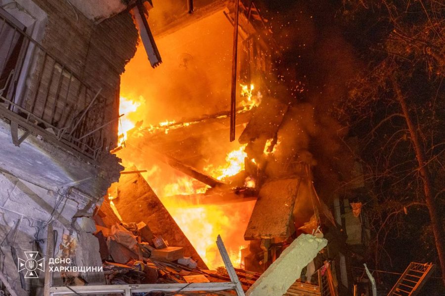 Російська ракета зруйнувала цілий під’їзд житлового будинку у Харкові: є жертви
