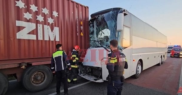 У Румунії автобус із 57 українцями зіткнувся з вантажівкою