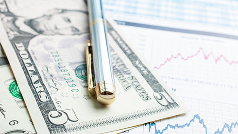 Долар США стабільний до євро, зміцнюється до фунта та єни