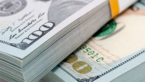 Долар США зміцнюється до євро і фунта, стабільний до єни