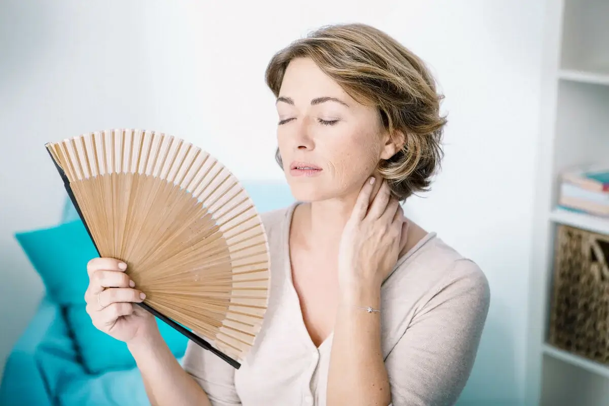 У якому віці може проявитися перша рання менопауза?