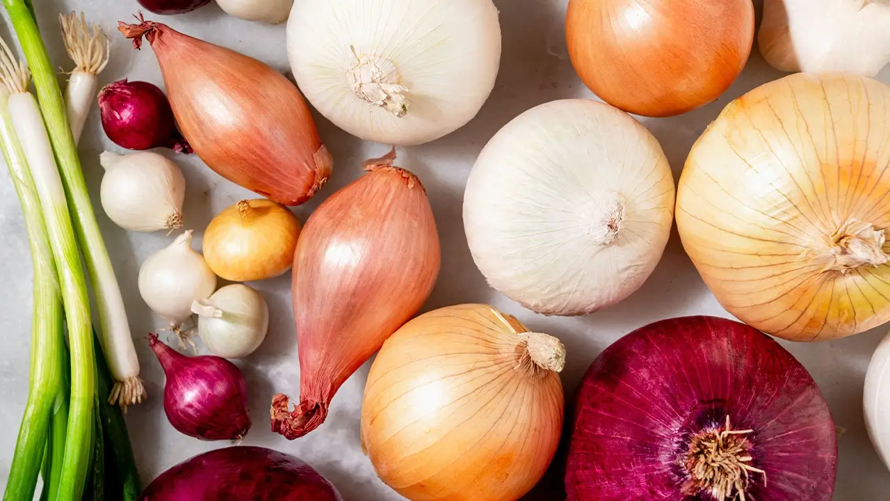 3 корисні причини не викидати, а використовувати лушпиння цибулі