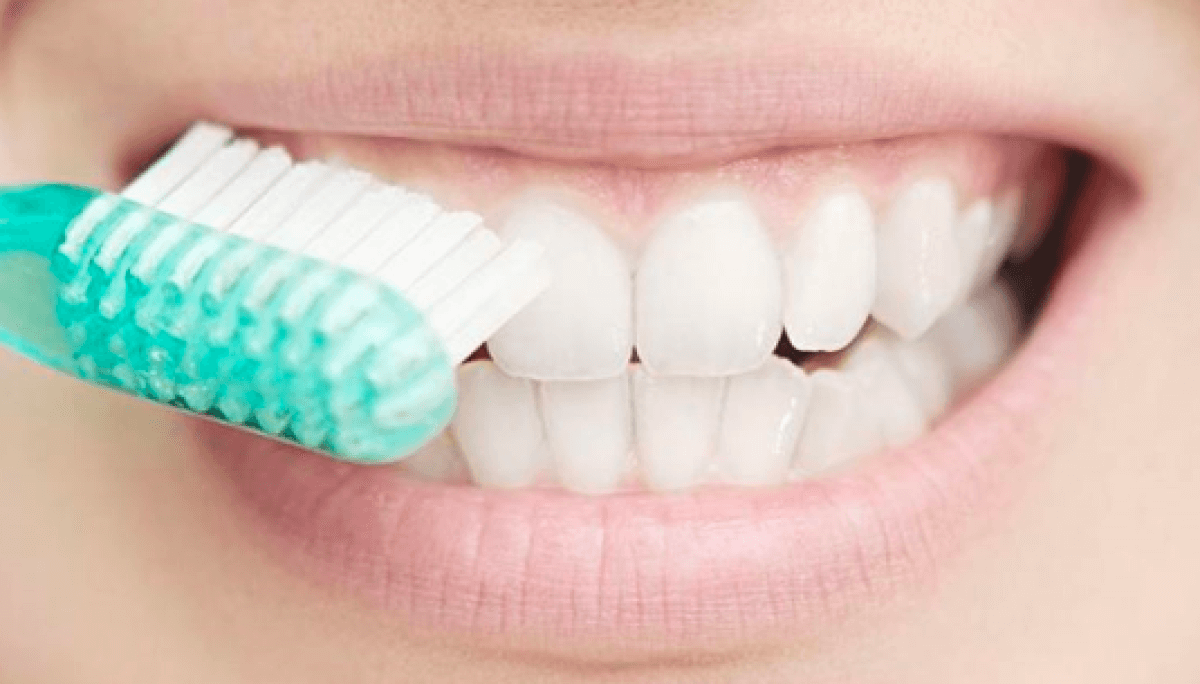 За словами лікаря, більшість людей все життя чистять зуби неправильно