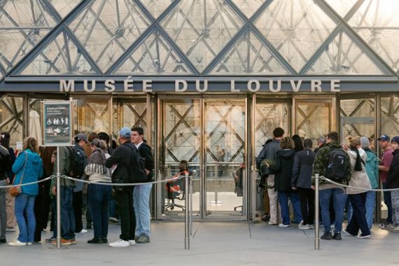 Підозрюваних у пограбуванні Лувру спіймали в черзі на матч Парижа та Ліона