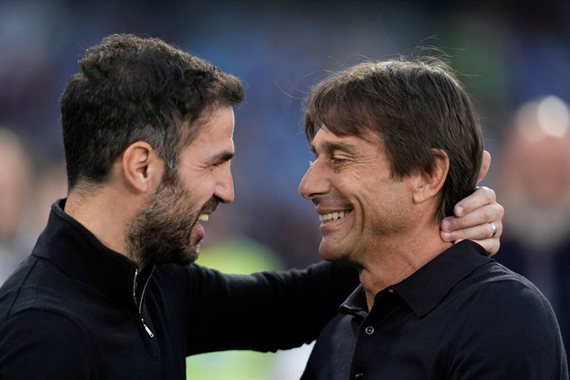 Я непритомнів в автобусі — Фабрегас згадав пекельні тренування Конте в Челсі