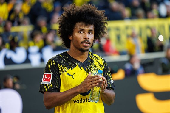 Боруссія Дортмунд стикається з труднощами у переговорах щодо нового контракту Адеємі