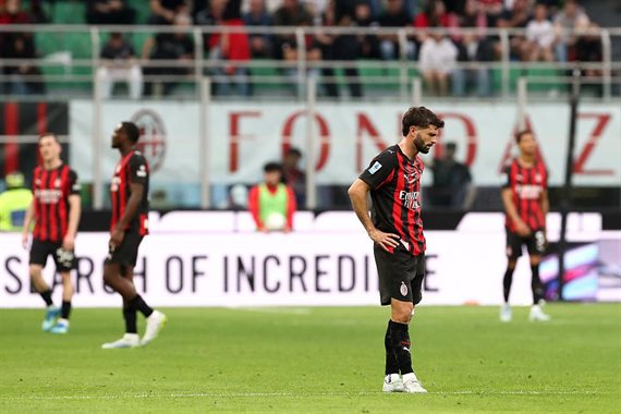 Мілан вдома розгромно поступився Удінезе, поховавши надії на Скудетто