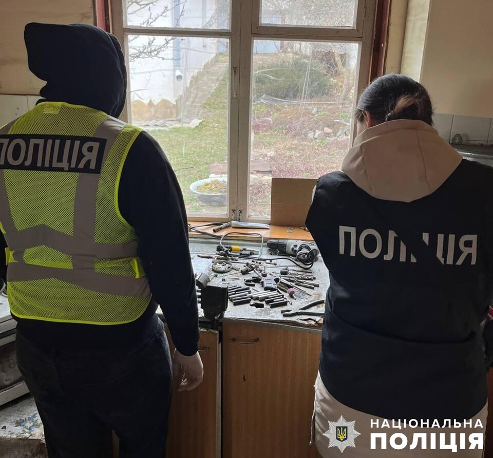 Поліція Житомирщини викрила 18-річного хлопця, який виготовляв та продавав вогнепальну зброю (ФОТО)