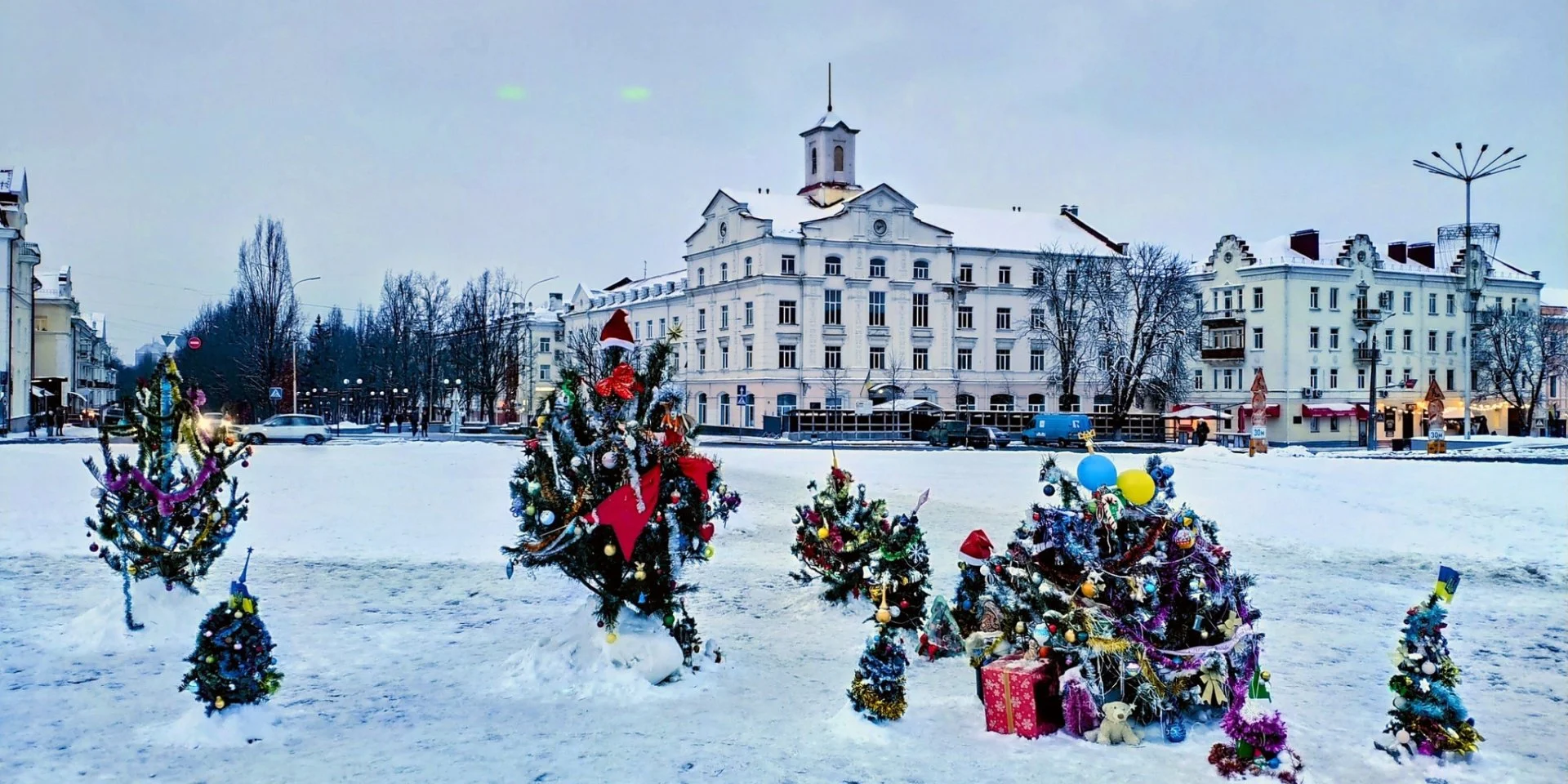 Без «официальной» елки. Жители Чернигова собственноручно украсили центральную площадь к Новому году — фото дня