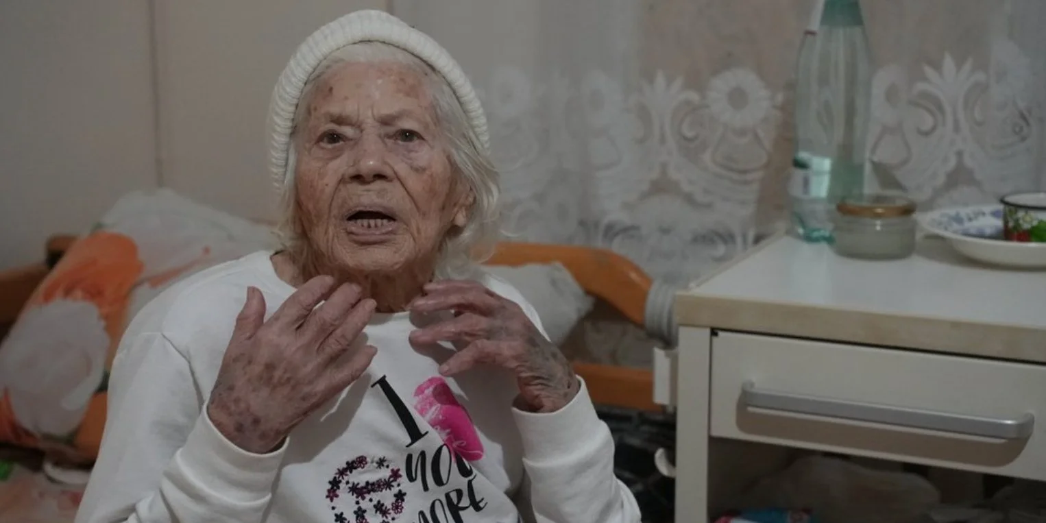 Жила без света и тепла. В Херсоне 105-летнюю женщину эвакуировали из квартиры из-за постоянных атак РФ