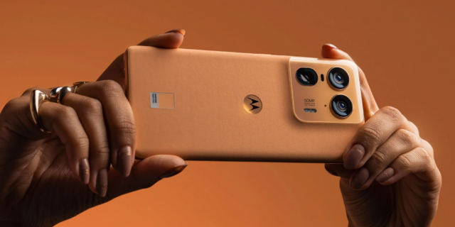 Motorola випустила смартфон з ШІ-камерами та дерев’яною кришкою